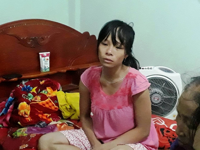 Chị Hòa ngồi bất thần, không còn nước mắt để khóc khi thi thể chồng đưa về đến quê nhà. Ảnh: Tri thức trực tuyến Chị Hòa ngồi bất thần, không còn nước mắt để khóc khi thi thể chồng đưa về đến quê nhà. Ảnh: Tri thức trực tuyến