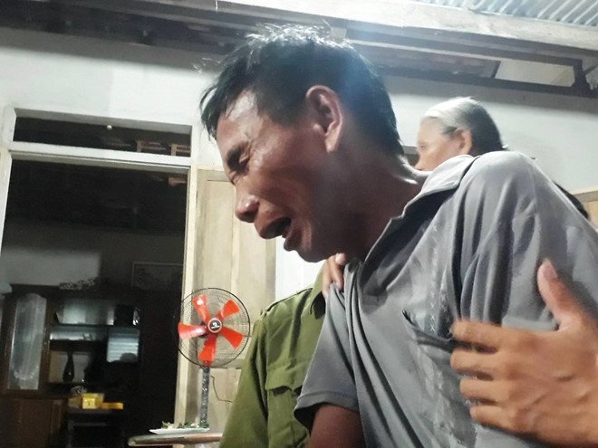Ông Tân quá đau đớn khi đứa con trai ra đi mãi mãi. Ảnh: Tri thức trực tuyến Ông Tân quá đau đớn khi đứa con trai ra đi mãi mãi. Ảnh: Tri thức trực tuyến