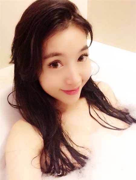 Elly Trần cũng là một trong những cô nàng thích khoe... ảnh đang tắm bồn