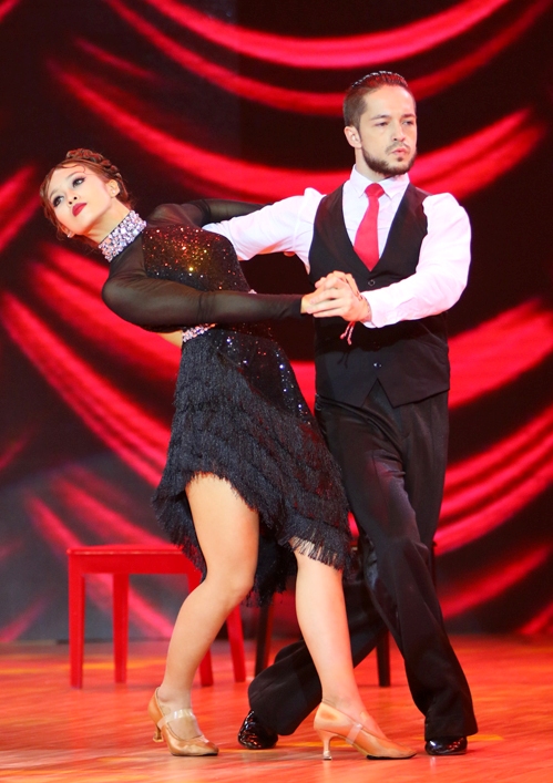 Khả Ngân mang đến một tiết mục thuần dance sport với điệu tango bốc lửa và quyết liệt.