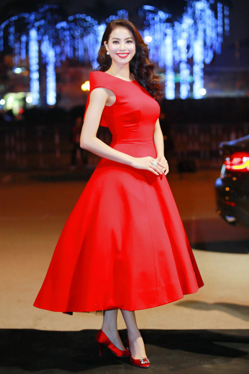  Phạm Mai Hương như nàng công chúa kiều diễm với mẫu đầm đỏ xòe rộng và giày đỏ rực rỡ. 