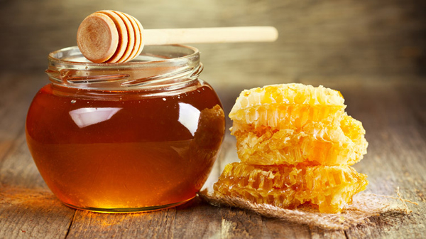 Mật ong có rất nhiều công dụng tốt đối với sức khỏe và làm đẹp. Ảnh minh họa