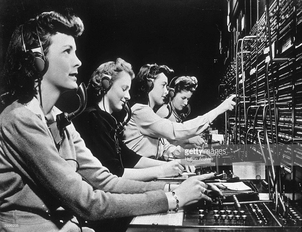 Người vận hành bảng chuyển mạch: Vào những năm 1960 khi điện thoại mới được phát minh, các công ty thường sử dụng bảng chuyển mạch do người điều khiển. Người làm nghề này thường là những người phụ nữ trẻ với kỹ năng giao tiếp tuyệt vời, làm việc kết nối những cuộc gọi bằng cách chèn phích cắm điện thoại vào giắc cắm thích hợp.  Các công ty thích sử dụng lao động nữ hơn vì thái độ làm việc nhã nhặn, lịch sự và giá thuê rẻ hơn nhiều so với lao động nam.