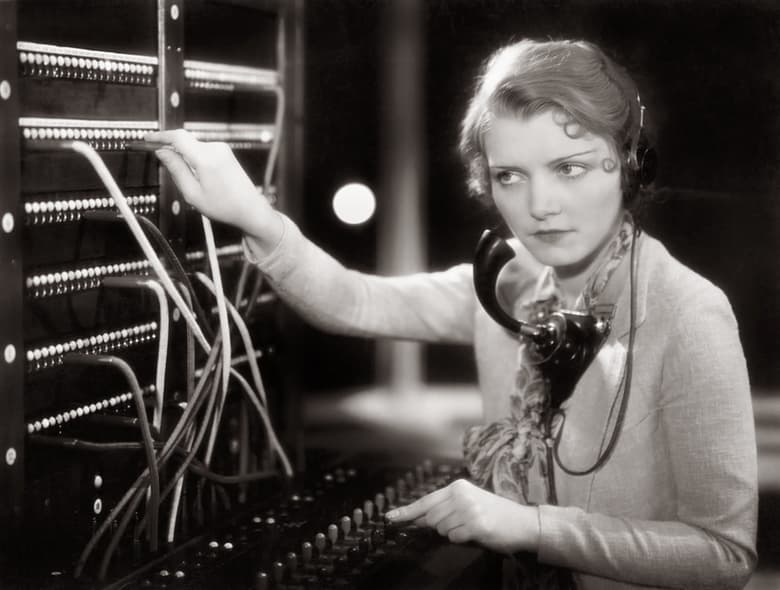 Emma Nut là người phụ nữ đầu tiên làm công việc này và cô được đích thân Alexander Graham Bell – cha đẻ của điện thoại – thuê. Emma Nut có thể nhớ chính xác từng số điện thoại trong sổ danh bạ của Công ty The New England và đó thực sự là một khả năng ấn tượng ngay cả trong thời đại ngày nay. Sau này, công nghệ điện thoại phát triển nhanh chóng và các cuộc gọi được kết nối trực tiếp.