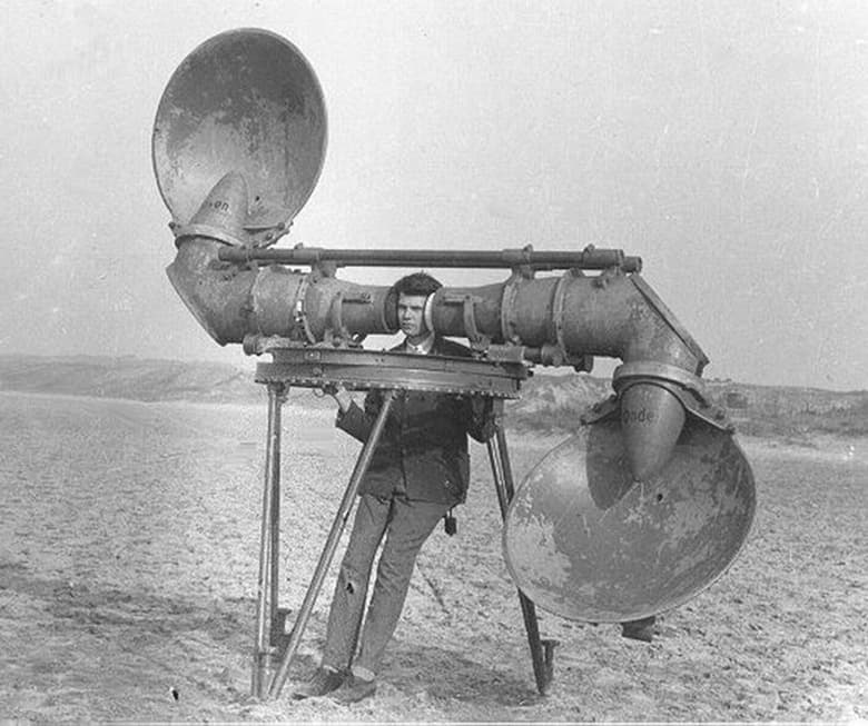 Người nghe máy bay (radar sống): Người làm công việc thoạt nghe tưởng chừng kỳ quặc này là những người lính được huấn luyện đặc biệt, có khả năng sử dụng các thiết bị hỗ trợ để phát hiện máy bay địch. Công việc này vô cùng quan trọng trong thời kỳ Thế chiến II, trước khi radar ra đời.