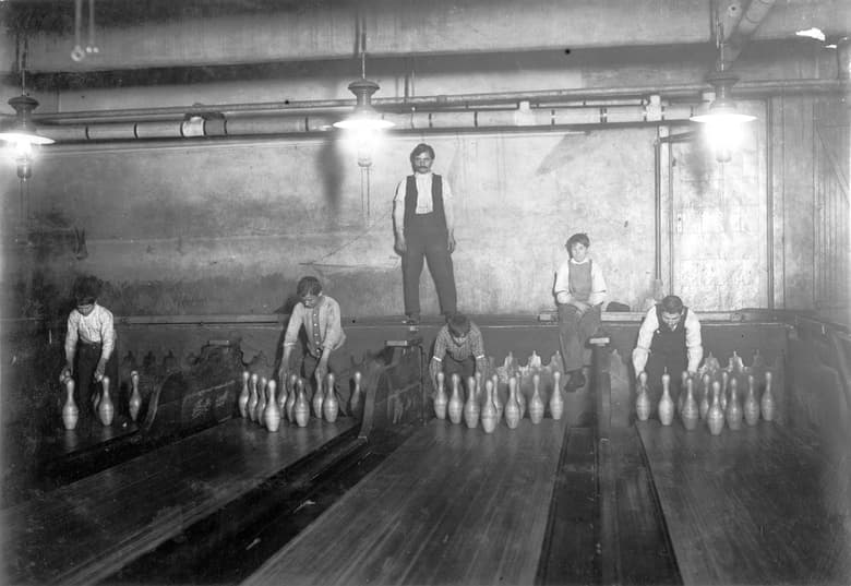 Nhân viên xếp pin trò bowling: Trước khi máy xếp pin ra đời, người ta thường thuê các cậu bé làm công việc này. Công việc đơn giản chỉ là xếp pin vào vị trí cũ sau khi người chơi dùng bóng bowling lăn đổ chúng. 