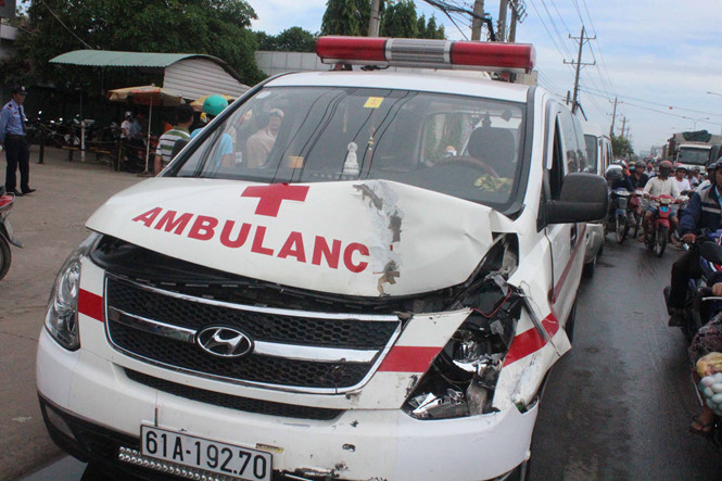 Xe cứu thương bị hư hỏng phần đầu sau vụ tai nạn giao thông liên hoàn