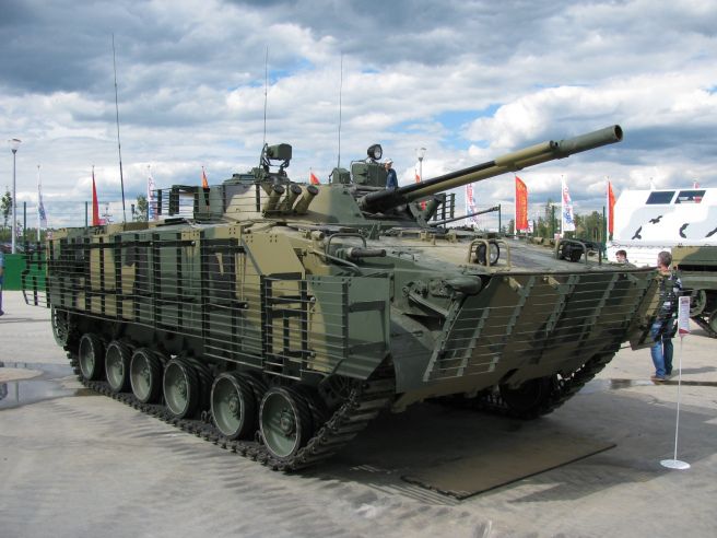 BMP-3M có thể bắn được các loại đạn như đạn dẫn đường bằng laser 100mm, đạn HE-Frag 100mm (phân mảnh nổ cao) và đạn APDS 30mm. Giáp bảo vệ thụ động hiệu quả với đạn 12,7mm trong phạm vi 50m. Động cơ mới là UTD-32, công suất 660 mã lực. Có nhiều mô hình khác nhau, một số được trang bị thêm áo giáp, hệ thống bảo vệ ‘Arena-E’ hoặc ‘Shtora-1’, điều hòa không khí…. Phiên bản mới nhất như BMP-4 cũng được trang bị tháp pháo BMD-4 ‘Bakhcha- U’. BMP-4 được đưa vào thử nghiệm từ năm 1999.