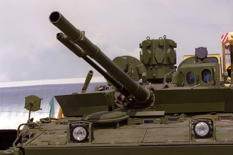 Ngoài những tính năng riêng cho tác chiến biển, BMP-3F sở hữu hệ thống hỏa lực như BMP-3 nguyên bản - được đánh giá là mạnh nhất trong loạt xe chiến đấu bộ binh trên thế giới. Theo đó, tháp pháo trang bị khẩu pháo rãnh xoắn sơ tốc thấp 2A70 100mm tích hợp hệ thống phóng tên lửa chống tăng (tầm bắn 5-6km) qua nòng. Ngoài ra, còn một khẩu pháo tự động 2A72 30mm được kẹp nòng với pháo chính cùng đại liên đồng trục PKT 7,62mm.