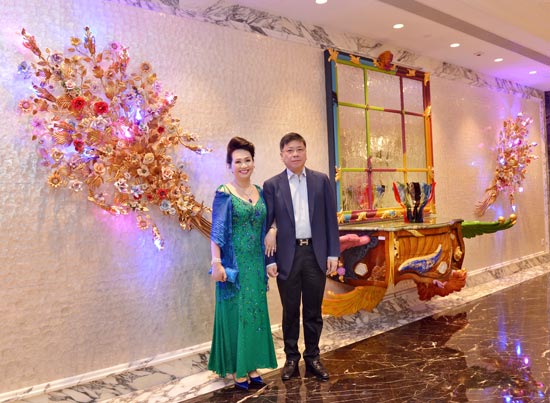 Chu Duyệt Phấn (Elizabeth Chu) năm nay mới 22 tuổi nhưng đã là Chủ tịch của ZS Hospitality Group – công ty đang sở hữu chuỗi 6 thương hiệu nhà hàng đa phong cách đặt văn phòng tại tòa cao ốc Nexxus ở khu trung tâm tài chính quốc tế Hồng Kông. báo VietNamNet bình luận, cha mẹ của cô là hai doanh nhân thành đạt và giàu có tại Việt Nam hiện nay – bà Trương Mỹ Lan, Chủ tịch của nhóm công ty Tập đoàn Vạn Thịnh Phát và ông Eric Chu Nap-Kee nhà đầu tư đầy tiềm lực đến từ Hồng Kông.
