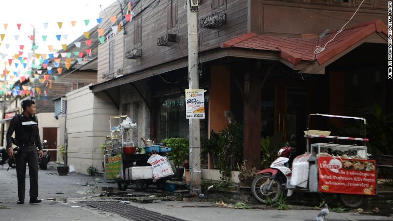 Vụ nổ bom liên hoàn xảy ra tại hai thành phố ở Thái Lan trong vòng chưa đầy 12 giờ. Tại một khu du lịch nghỉ dưỡng nổi tiếng ở thị trấn Huahin, Thái Lan vào khoảng 22h đêm 11/8, hai quả bom được kích nổ bằng điện thoại di động cách nhau 50 mét trong vòng 30 phút khiến ít nhất 1 người thiệt mạng và khoảng 11 người khác bị thương, trong đó phần lớn là du khách nước ngoài. Ảnh AFP/Getty Images