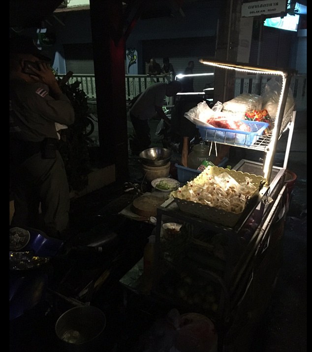 Một người dùng Twitter khác cho rằng nạn nhân thiệt mạng trong vụ đánh bom kép ở Hunhin là một phụ nữ Thái Lan làm nghề bán salad dạo. Ảnh Daily Mail