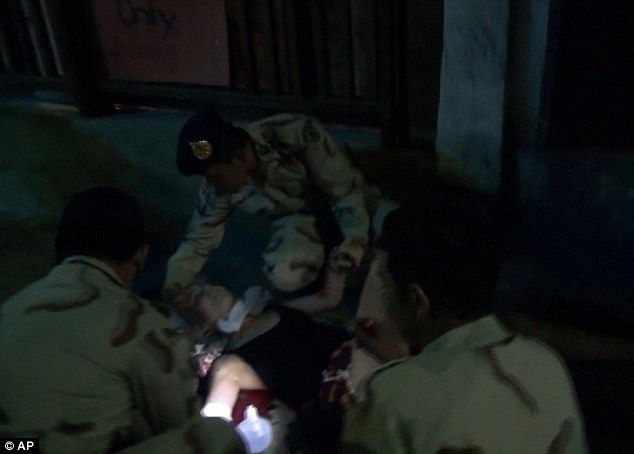 Lực lượng chức năng sơ cứu cho một nạn nhân bị thương trong vụ đánh bom ở Hunhin đêm 11/8. Ảnh AP