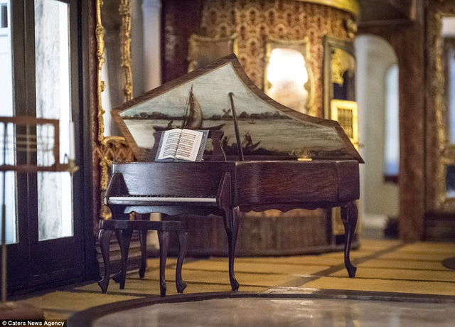 Chiếc đàn piano giá trị được bày tại nơi sang trọng của tòa lâu đài.