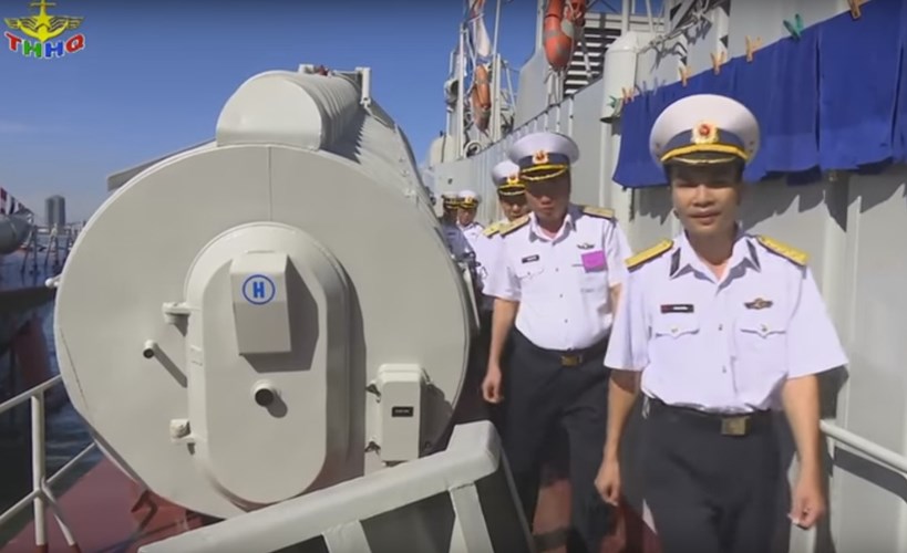 Đoàn đại biểu kiểm tra tàu tên lửa Osa tham dự hội thao tàu chiến đấu mặt nước năm 2016. Nguồn: Truyền hình Hải quân