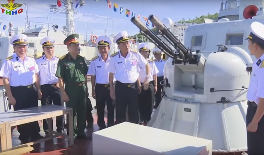 Ảnh: Các đại biểu thăm quan bệ pháo AK-230 trên tàu Osa tham gia hội thao. Nguồn: Truyền hình Hải quân
