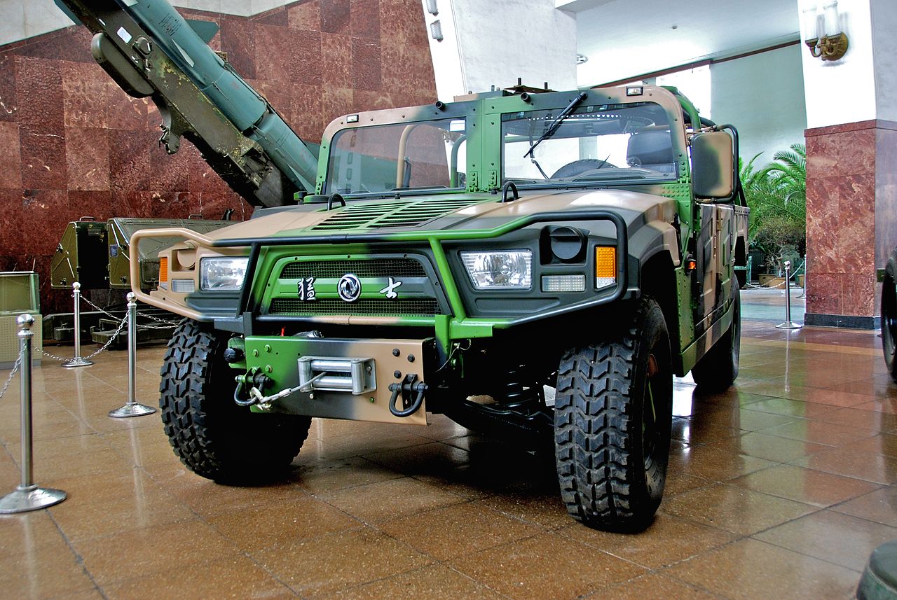 Năm 2012, quân đội Trung Quốc đã nhận vào biên chế xe jeep Dongfeng-EQ2050 (ảnh) vốn là xe làm nhái, sao chép xe ô tô quân sự nổi tiếng Hummer của Mỹ.