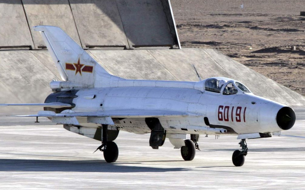 Máy bay đánh chặn J-7: Theo truyền thông phương Tây, máy bay đánh chặn J-7, tiêm kích J-11 được cho là những vũ khí điển hình mà Trung Quốc sản xuất dựa trên việc sao chép từ nước ngoài. Theo National Interest, những năm 1960, Liên Xô đã chuyển bản thiết kế và đề xuất bán MiG-21 cho Trung Quốc nhằm giảm căng thẳng giữa hai nước. Tuy nhiên, đề xuất của Moscow bất thành, quan hệ hai bên tiếp tục diễn biến phức tạp và dẫn đến xung đột biên giới cuối những năm 1960. 
