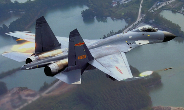 Tiêm kích J-11. Nếu không dựa vào màu sơn, số hiệu, phù hiệu rất khó có thể phân biệt J-11 của Trung Quốc (trái) với Su-27 của Nga (phải). Ban đầu, J-11 được sản xuất theo giấy phép từ tập đoàn Sukhoi của Nga. Theo Jane's Defence Weekly, sau đó, Trung Quốc đã tự ý ngưng giấy phép và sao chép thành J-11B. 