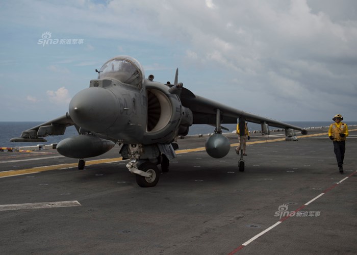 Trong ảnh, chiếc máy bay chiến đấu AV-8B của Thủy quân Lục chiến Mỹ đang chuẩn bị cho lượt bay mới.