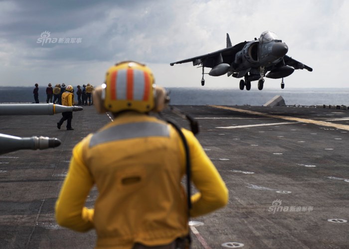 Máy bay cường kích AV-8B Harrier chuẩn bị hạ cánh cánh thẳng đứng trên tàu USS Boxer.