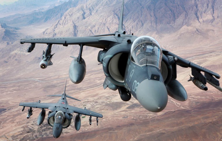 AV-8B Harrier II là máy bay cường kích độc đáo do người Anh thiết kế, được Mỹ mua lại giấy phép sản xuất. Có khoảng 337 chiếc được sản xuất cho Thủy quân Lục chiến Mỹ trang bị trên các tàu tấn công đổ bộ và một vài căn cứ của lực lượng này ở Mỹ và khắp thế giới.
