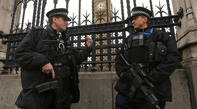 Đáng nói vụ tấn công bằng dao xảy ra ngay sau khi Anh điều thêm 300 cảnh sát có vũ trang tuần tra khắp thủ đô London