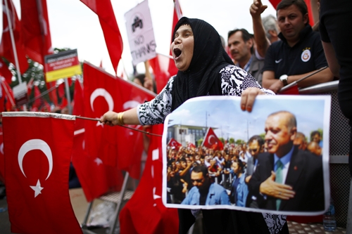 Người ủng hộ Tổng thống Thổ Nhĩ Kỳ Tayyip Erdogan biểu tình tại thành phố Cologne, Đức, ngày 31/7