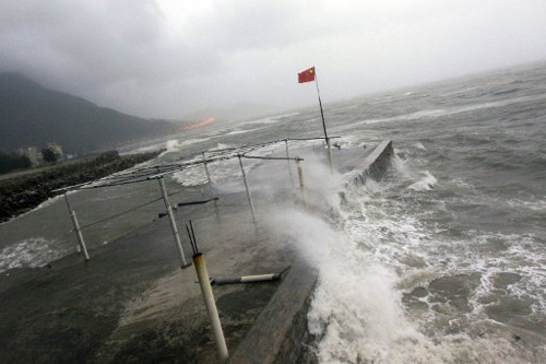 Nhiều chuyên gia nhận định đảo nhân tạo của Trung Quốc khó chống chọi với mưa bão ở Biển Đông