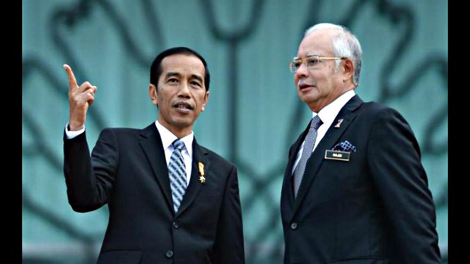 Tổng thống Indonesia Joko Widodo (trái) nêu vấn đề Biển Đông tại cuộc họp với Thủ tướng Malaysia Najib Razak