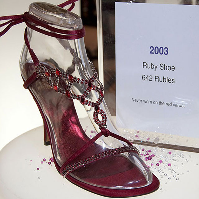 Ra mắt vào năm 2003 tại buổi trưng bày ở Harrod, London, màu đỏ đậm sang trọng kết hợp cùng những viên ruby rực rỡ đã thu hút mọi sự chú ý của các quý cô. 2 năm sau, nó được bán cho một vị khách ẩn danh với mức giá không dưới 1.600.000 USD. 