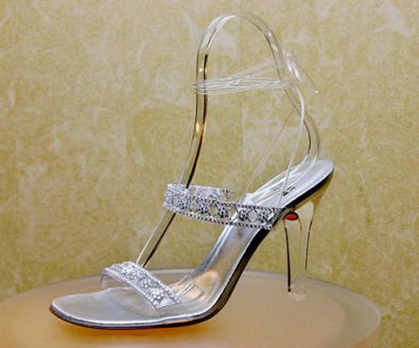 Giày ‘Cinderella Slippers’ của Stuart Weitzman giá 2.000.000USD (gần 43 tỷ đồng): Nếu Weitzman đã có thể lấy cảm hứng từ đôi giầy đỏ kỳ diệu của phù thủy Dorothy thì làm sao ông có thể bỏ qua đôi giầy thủy tinh của Cinderella, thứ đã giúp nàng kết duyên với chàng hoàng tử của mình. Và ‘Cinderella Slippers’ ra đời. 