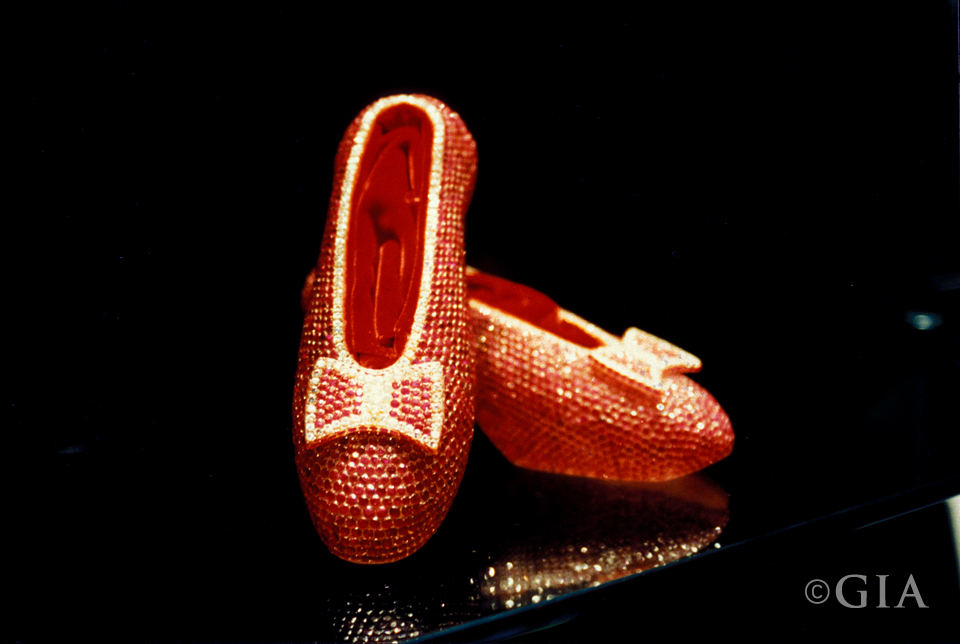 Giày ‘Ruby Slippers’ của Harry Winston giá 3.000.000USD (gần 64 tỷ đồng): Niềm đam mê của các nhà thiết kế với ‘Phù thủy xứ Oz’ vẫn tiếp tục trong nhiều thập kỷ. Để kỷ niệm 50 năm ra mắt bộ phim và vẫn dựa theo cảm hứng lấy từ đôi giày của diễn viên Judy Garland hay phù thủy Dorothy, ‘Ruby Slippers’ đã được Ronald Winston – thuộc hãng trang sức Harry Winston – thiết kế vào năm 1989. 