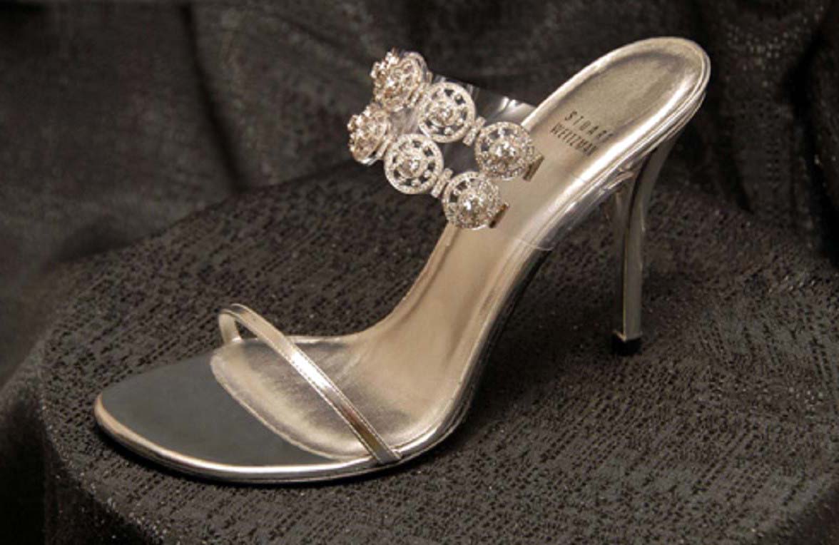 Những đôi giày đắt nhất thế giới: Giày cao gót ‘Diamond Dream’(Tạm dịch: Giấc mơ kim cương) của Stuart Weitzman với giá 500.000USD (khoảng 10,6 tỷ đồng). Đôi giày mang tên ‘Giấc mơ kim cương’ được Stuart Weitzman hợp tác với Kwiat, nhà thiết kế trang sức nổi tiếng cùng thực hiện. 