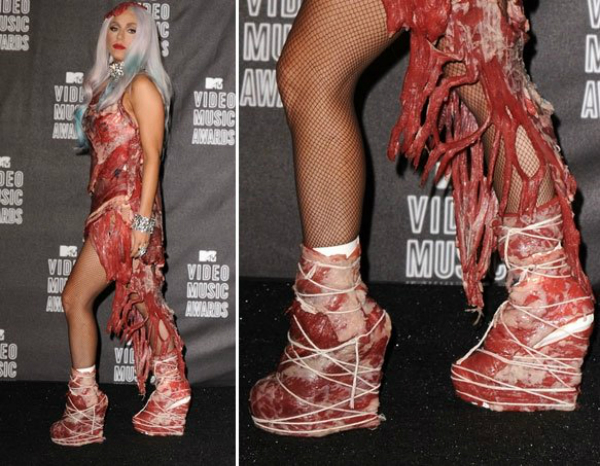 Đôi giày ‘tươi sống’ nhất thế giới: Đôi giày nằm trong set trang phục của Lady Gaga khi diện trong lễ trao giải VMAs do Franc Fernandez thiết kế và làm bằng thịt bò tươi 100%.