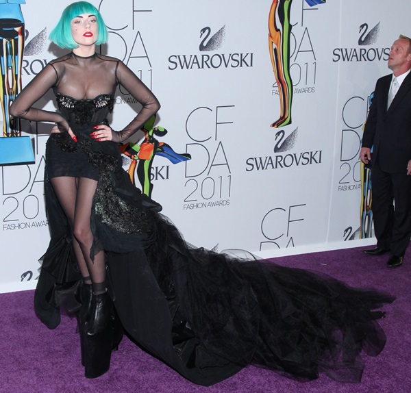 Đôi giày cao nhất thế giới: Nữ ca sỹ Lady Gaga sở hữu rất nhiều đôi giày cao và quái dị, nhưng một trong số đó có đôi giày với chiều cao khoảng 61cm, có thể coi đây là đôi giày cao nhất thế giới, khi cô đi tới lễ trao giải thời trang CFDA ở Mỹ.