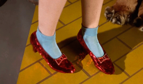 Giày đính hồng ngọc trong phim ‘The Wizard of Oz’ có giá 612.000USD (khoảng 13 tỷ đồng): Nếu đã từng xem bộ phim ‘Phù thủy xứ Oz’ khi là một đứa trẻ, chắc hẳn bất kỳ cô bé nào cũng ước ao được một lần xỏ chân vào đôi giày đỏ ma thuật của Dorothy – nhân vật chính được Judy Garland thủ vai.