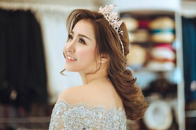 Người vợ trẻ xinh đẹp chính là chị Mai – bà chủ của một thương hiệu studio áo cưới nổi tiếng ở Đà Nẵng.