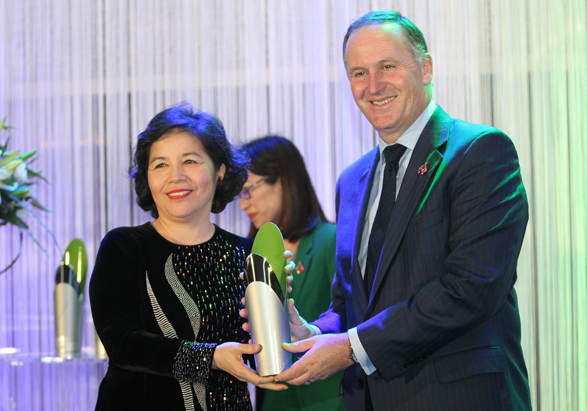 Thủ tướng John Key – đại diện chính phủ New Zealand đã trực tiếp trao tặng giải thưởng New Zealand ASEAN cho bà Mai Kiều Liên - Tổng Giám đốc Vinamilk