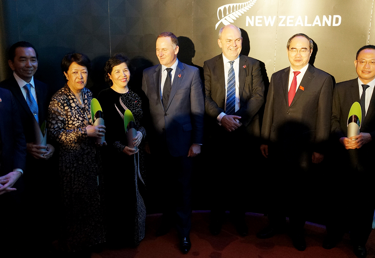 Bà Mai Kiều Liên, Tổng giám đốc Vinamilk (thứ 3 từ trái sang) chụp hình lưu niệm với thủ tướng New Zealand John Key, ông Nguyễn Thiện Nhân - Uỷ viên Bộ Chính trị, Chủ tịch Uỷ ban Mặt trận Tổ quốc Việt Nam và các cá nhân được nhận giải.