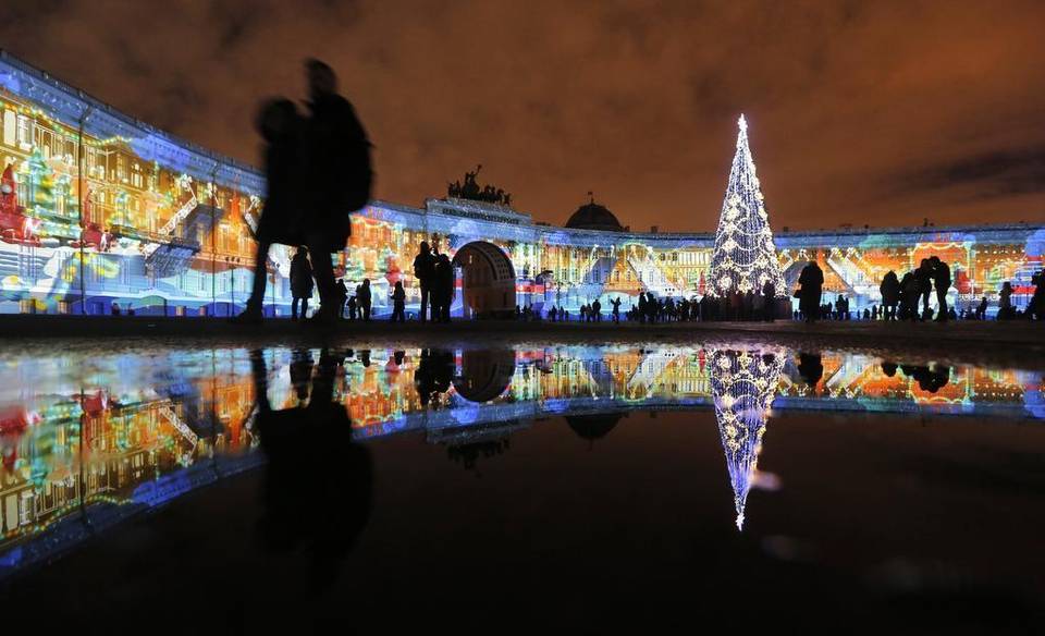 Buổi trình diễn ánh sáng tuyệt đẹp tại quảng trường Dvortsovaya, St.Peterburg, Nga trong đêm Giáng sinh 2015. Ảnh Dmitry Lovetsky/AP