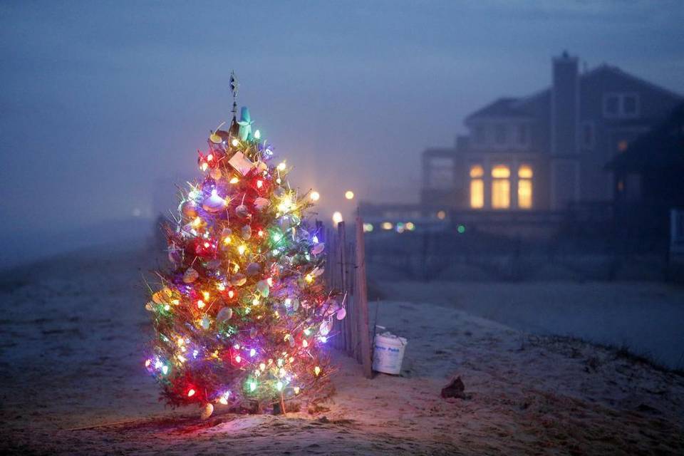 Cây thông ánh sáng trên bãi biển Lavallette, New Jersey, Mỹ. Ảnh Julio Cortez/AP