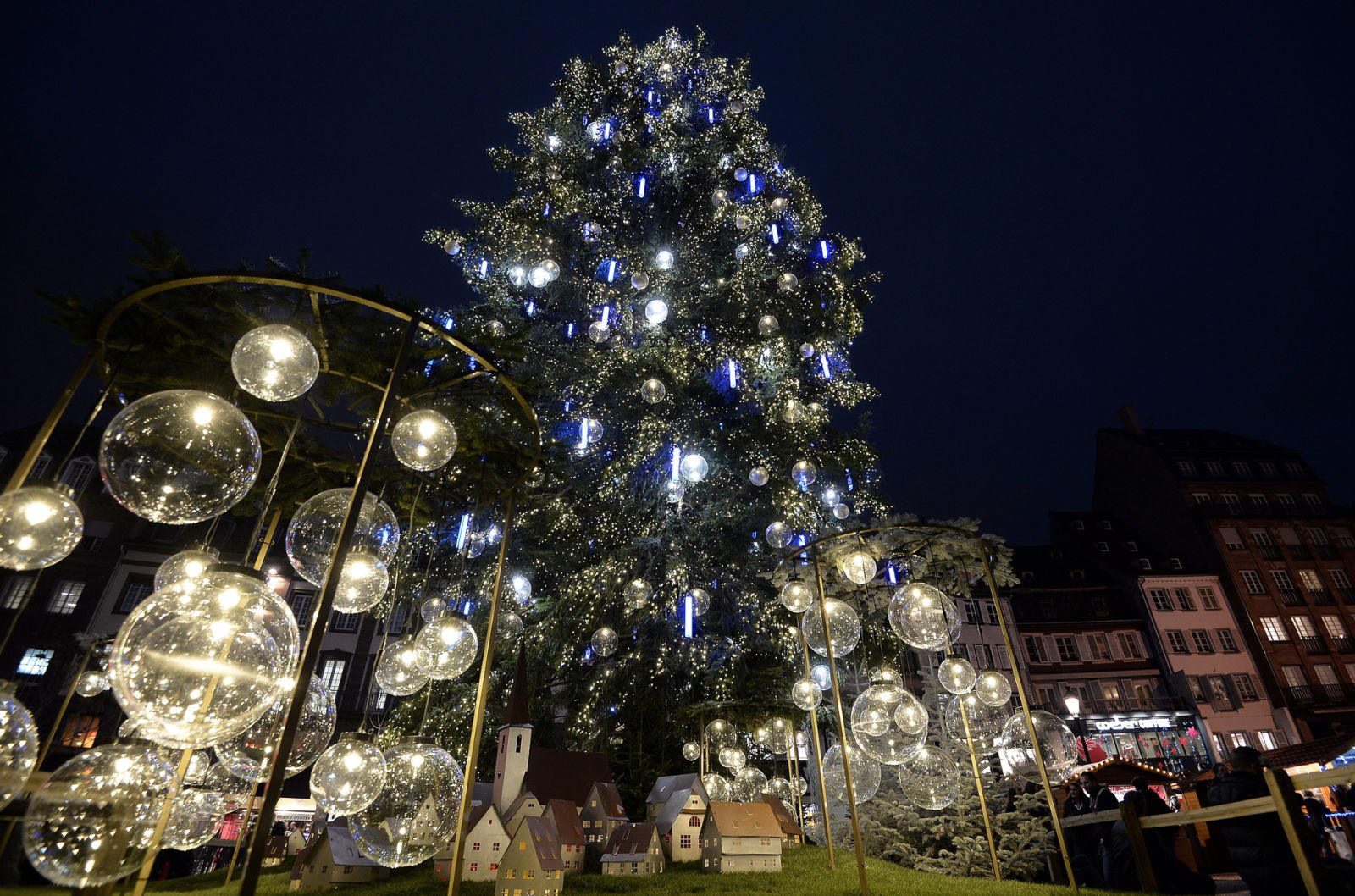 Cây thông Noel lung linh tại chợ Giáng sinh lâu đời của Pháp. Ảnh AFP