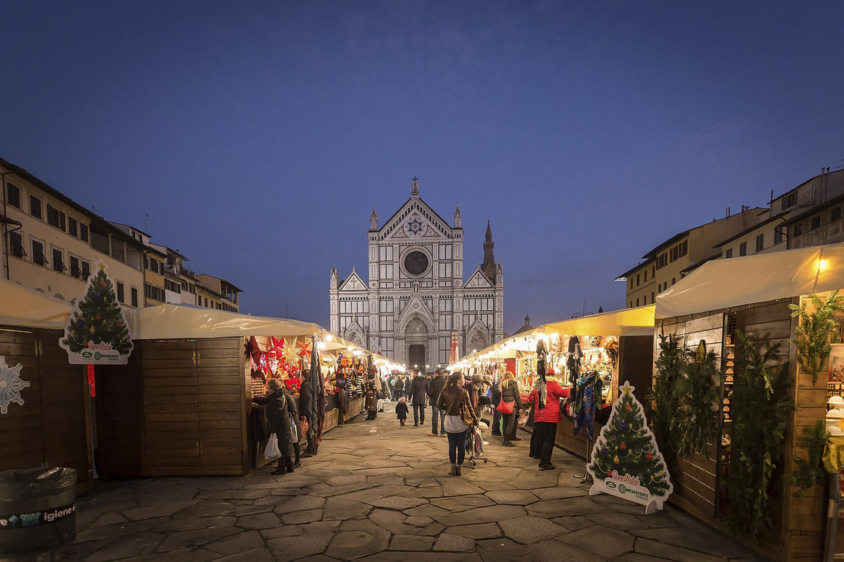 Gian hàng Giáng sinh nhộn nhịp tại La Rinascente, Florence, Ý. Ảnh Awakening/Getty Images