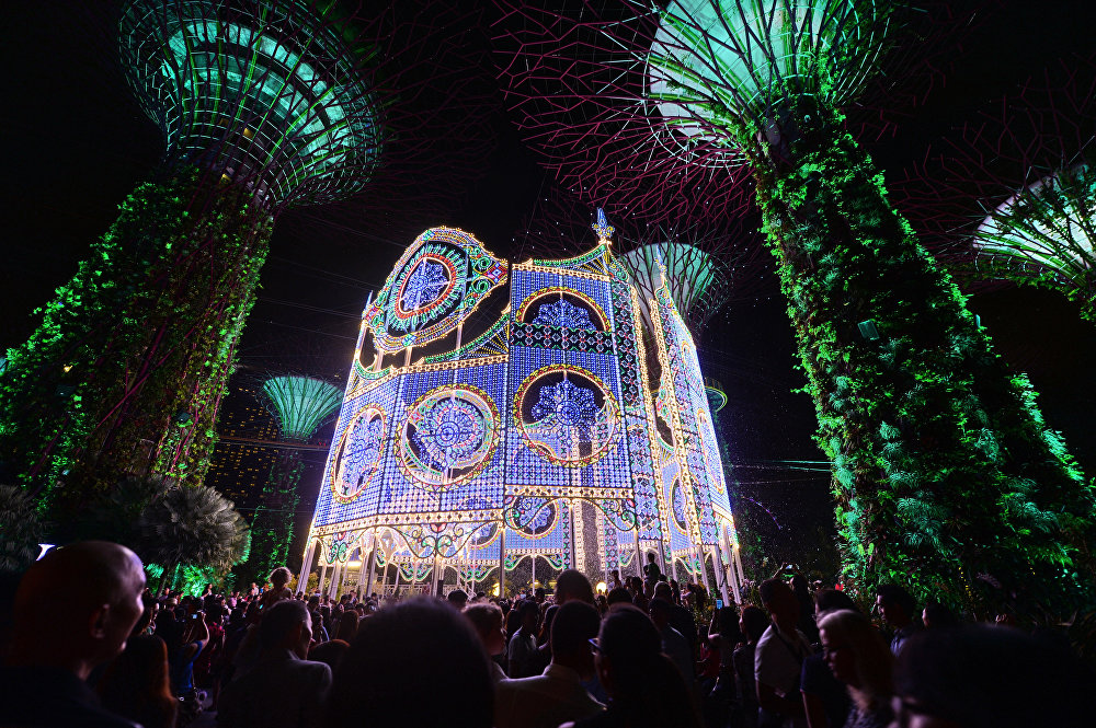 Khu vườn Garden by the Bay tại Singapore rực sáng trong đêm Giáng sinh 2015. Ảnh Roslan Rahman /AFP