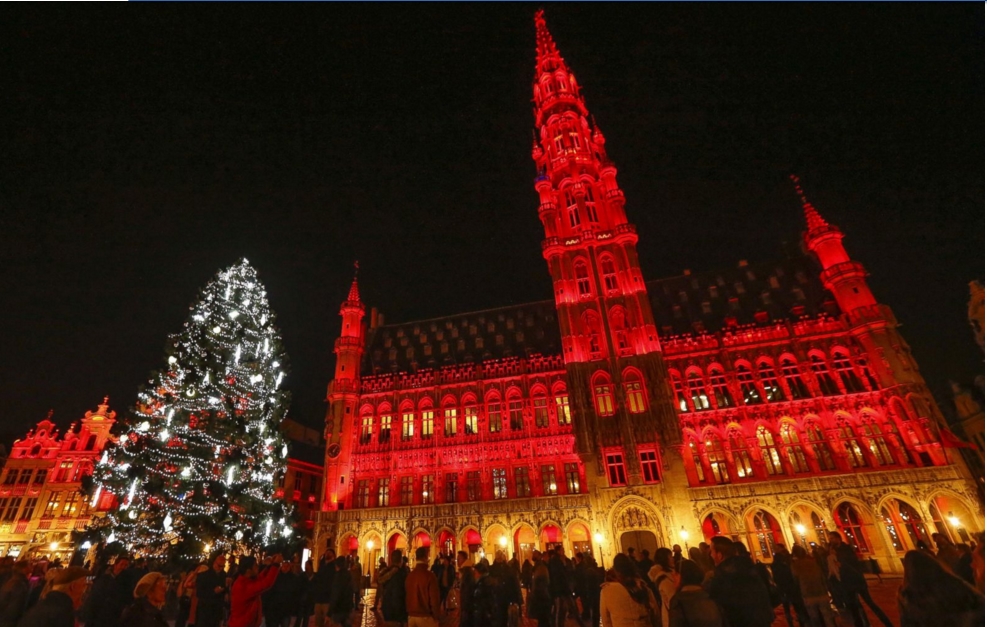 Quảng trường Lớn tại thành phố Bruxelles, Bỉ, lung linh trong ánh sáng đêm Giáng sinh 2015. Ảnh Yves Herman /Reuters