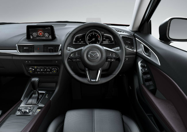 Tuy nhiên các thiết bị mới đã được đưa vào Mazda 3 2017 như vô-lăng mới và đáng chú ý hơn là một hệ thống phanh đỗ xe điện tử - thiết bị được trang bị cho facelifted CX-5 và 6.