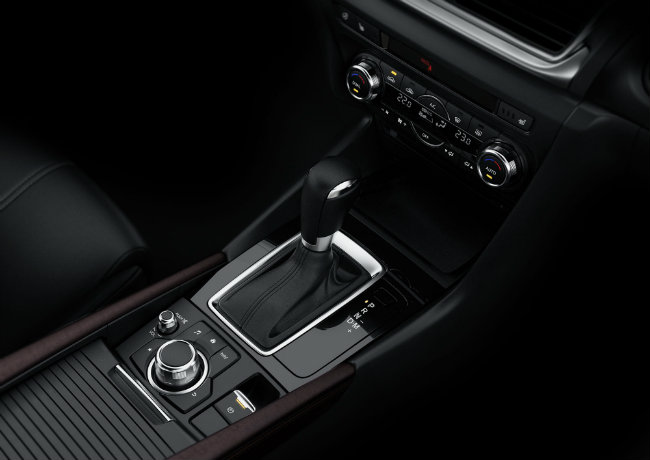 Mazda 3 2017 còn có tùy chọn động cơ xăng SkyActiv-G dung tích 1.5 lít và SkyActiv-Hybrid kết hợp công nghệ lai từ Toyota Prius và động cơ xăng SkyActiv-G dung tích 2.0 lít.