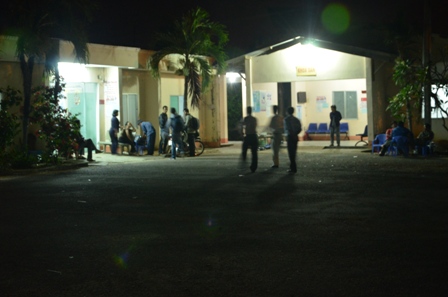 Nhiều phụ huynh trực suốt đêm tại bệnh viện huyện Cần Giờ để đón chờ thi thể con