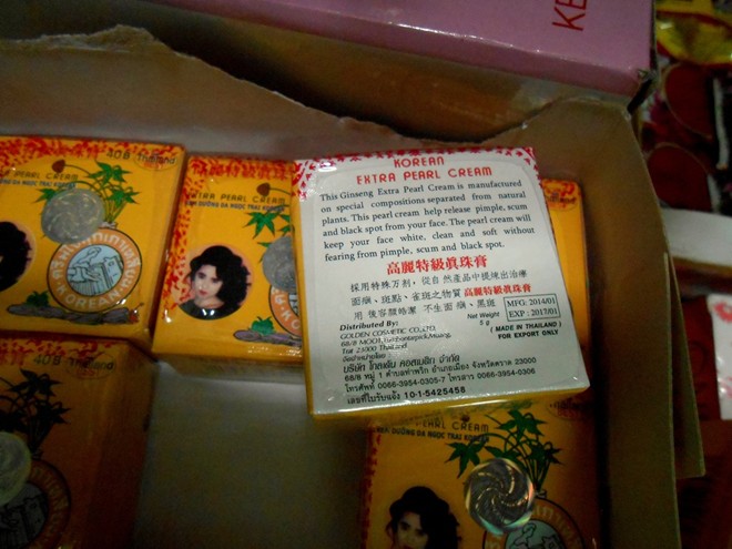 Hộp kem cô gái Nhật được người bán giới thiệu là nhập khẩu từ Thái Lan nhưng trên bao bì lại in chữ Trung Quốc, không có thông tin về thành phần hóa học.